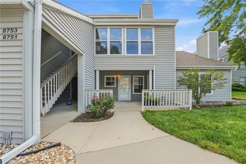 8751 W 106th Ter, Overland Park, KS 66212