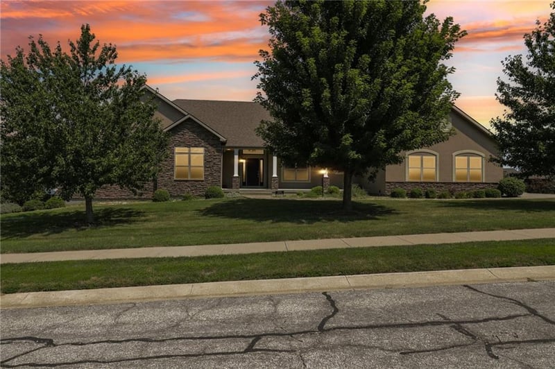 4215 Greystone Dr, St Joseph, MO 64505