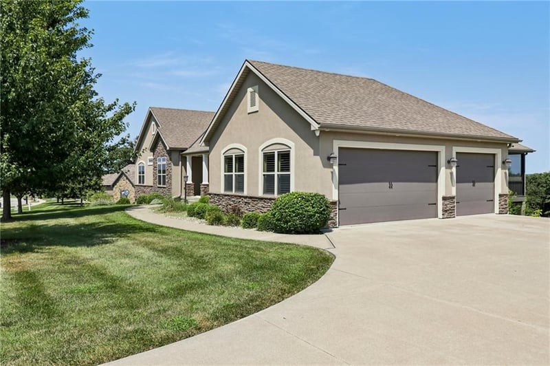 4215 Greystone Dr, St Joseph, MO 64505