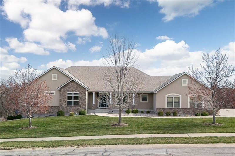 4215 Greystone Dr, St Joseph, MO 64505