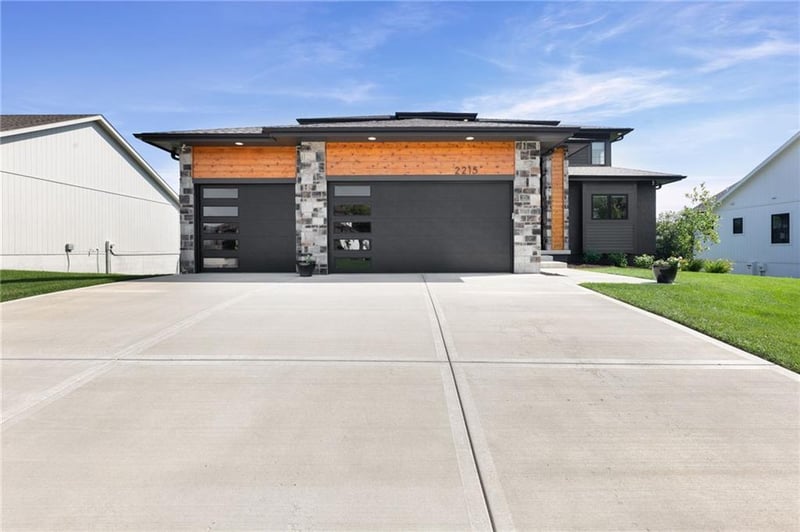 2215 Hook Farm Dr, Lee's Summit, MO 64082
