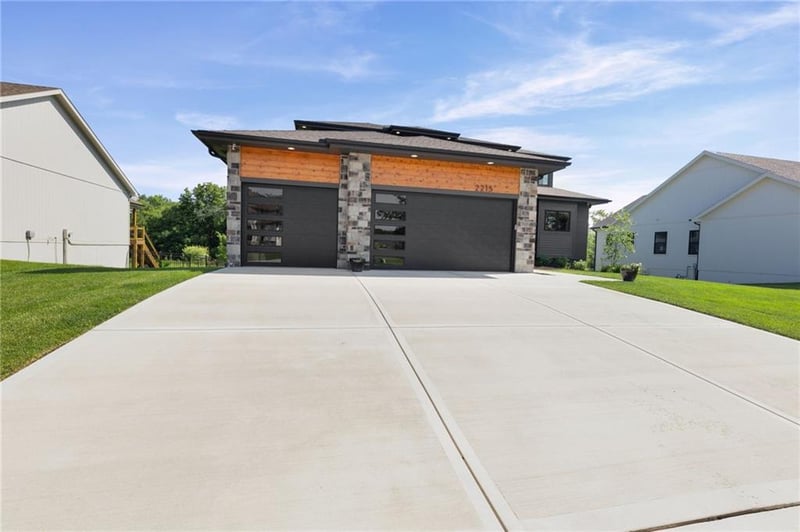 2215 Hook Farm Dr, Lee's Summit, MO 64082