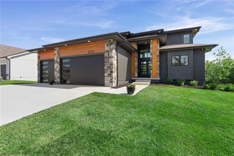 2215 Hook Farm Dr, Lee's Summit, MO 64082