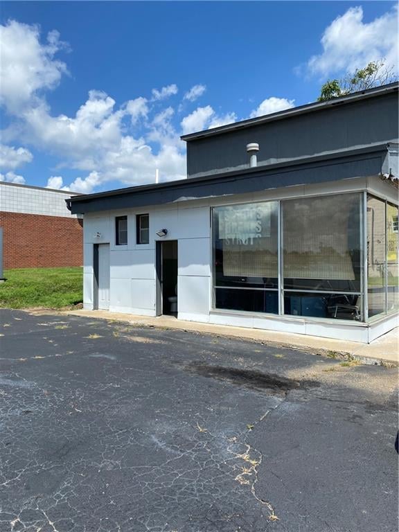 6140 Blue Ridge Blvd, Raytown, MO 64133