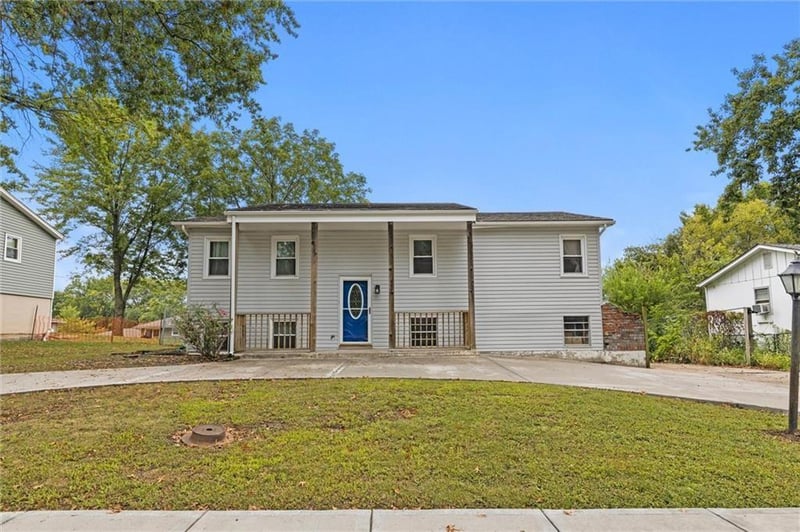 408 NE Richardson Pl, Lee's Summit, MO 64086
