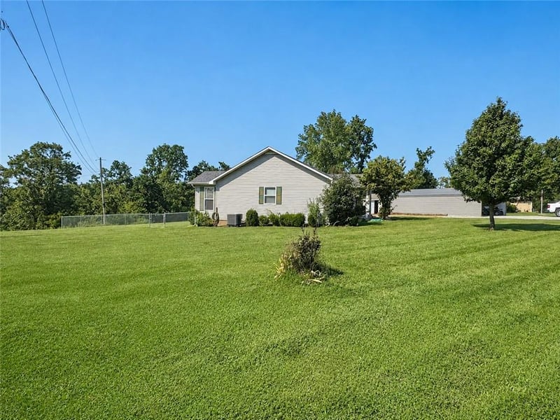 12338 Crestview Dr, Warsaw, MO 65355