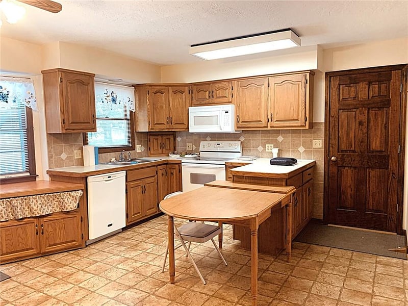 1705 NW Willow Cir, Blue Springs, MO 64014