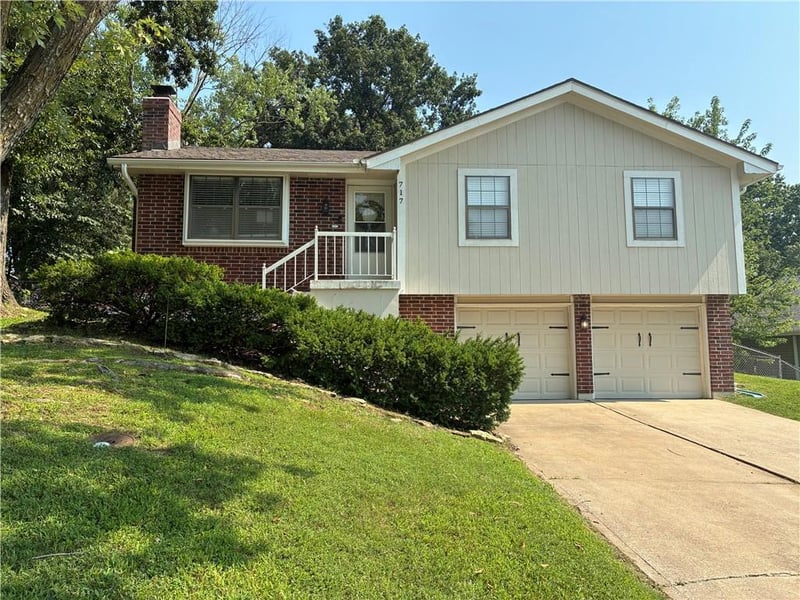 717 Parkwood Ct, Blue Springs, MO 64014