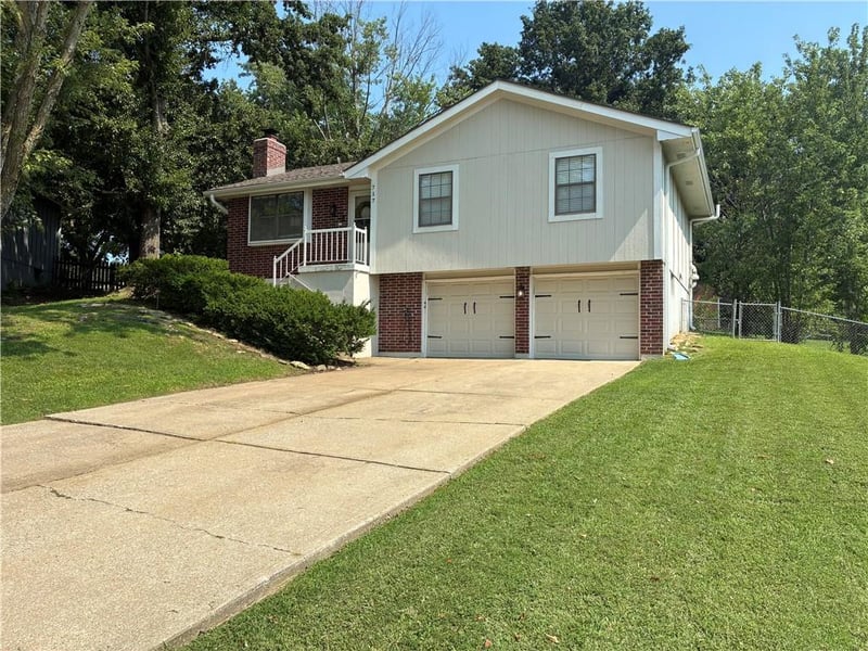 717 Parkwood Ct, Blue Springs, MO 64014