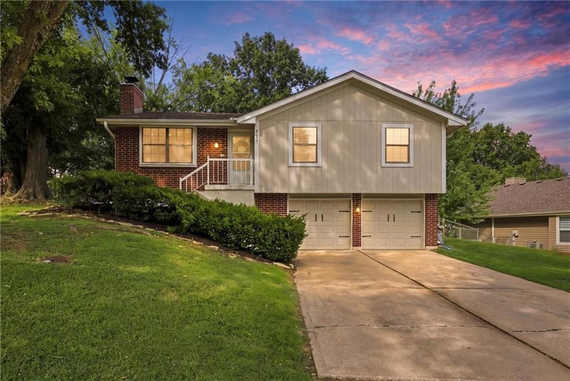 717 SE Parkwood Ct, Blue Springs, MO 64014
