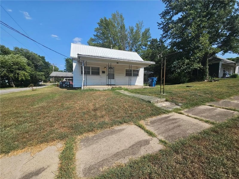 521 Washington St, Carterville, MO 64835