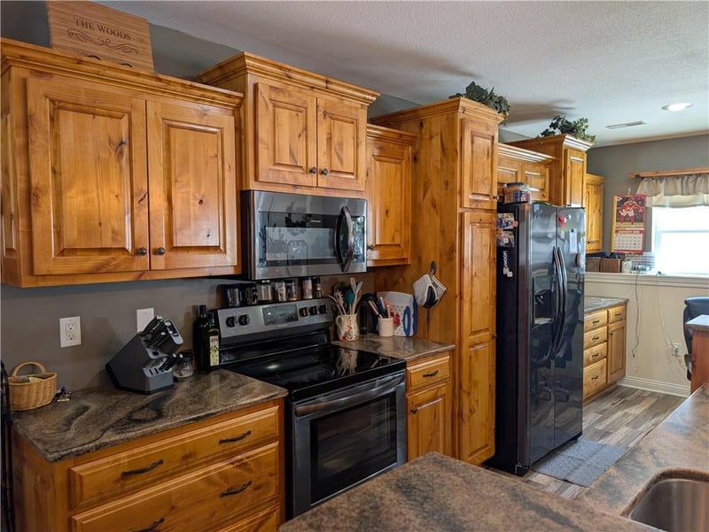 159 N State St, Knob Noster, MO 65336