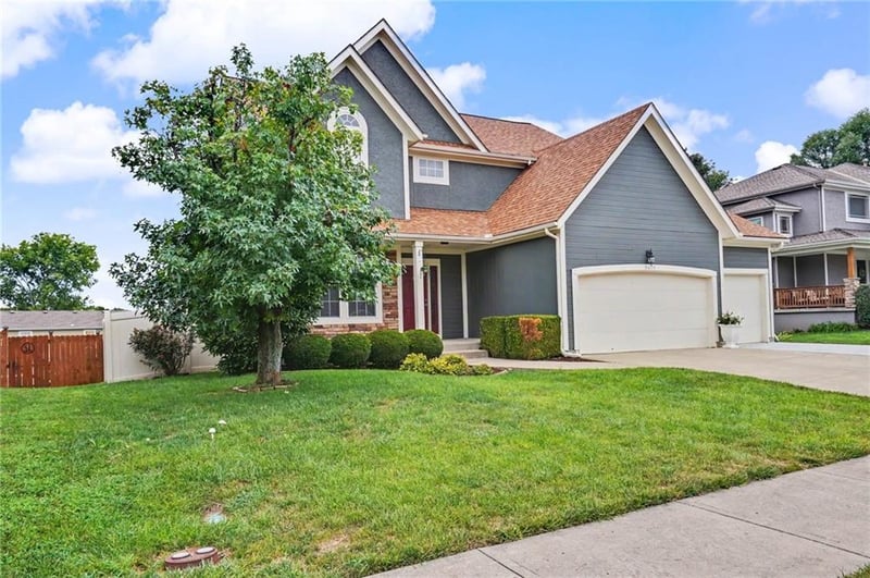 8438 Timber Ridge St, De Soto, KS 66018