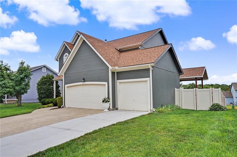 8438 Timber Ridge St, De Soto, KS 66018