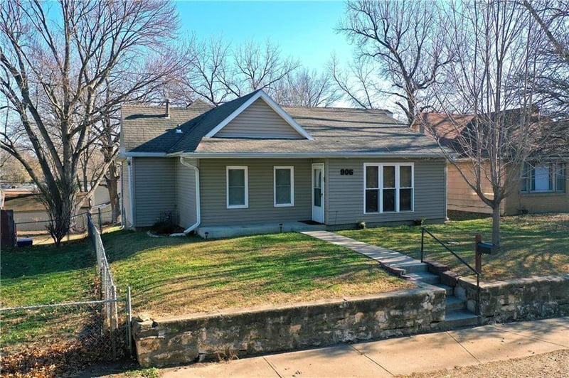 906 8th St, Leavenworth, KS 66048
