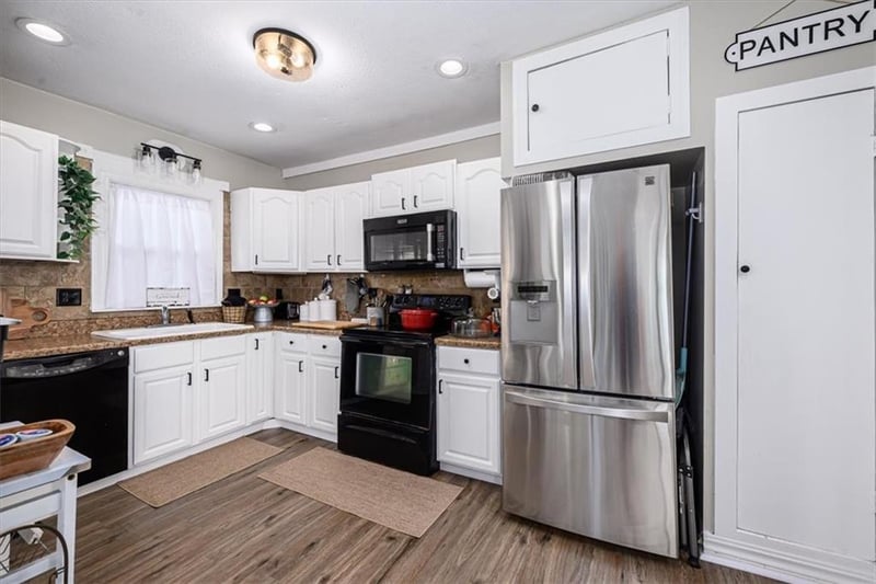 409 E Lucy St, Mclouth, KS 66054