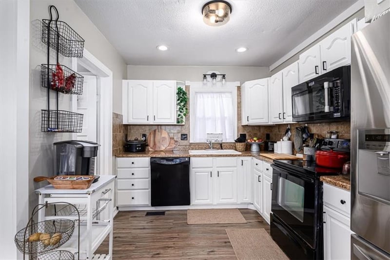 409 E Lucy St, Mclouth, KS 66054