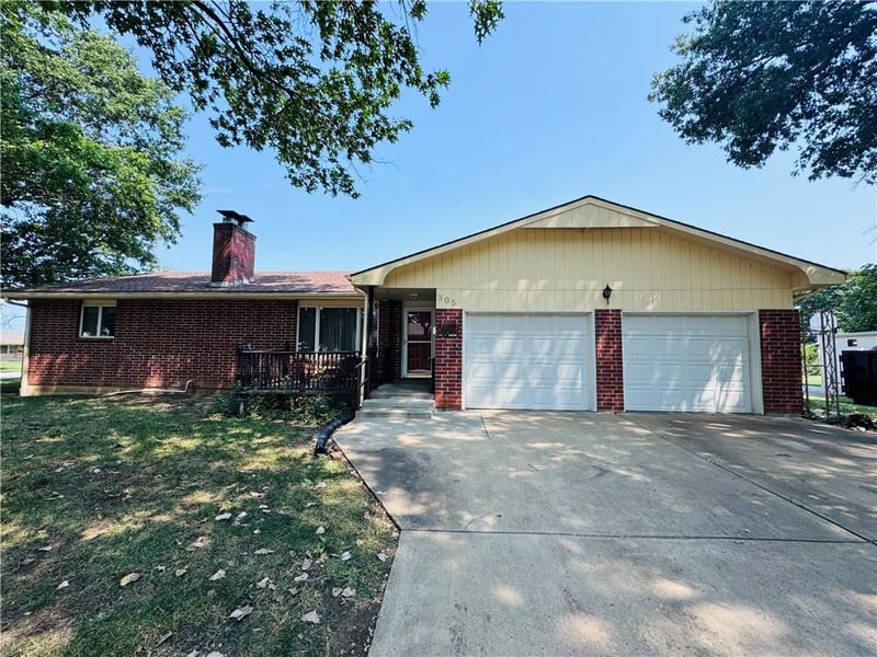 305 E Monroe St, Garnett, KS 66032