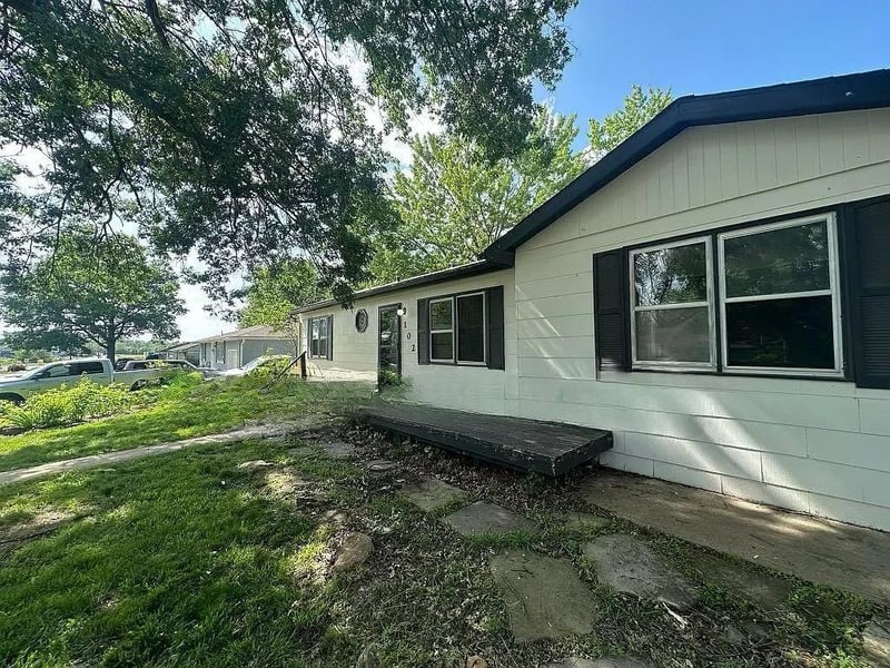 205 SE 16th St, Lee's Summit, MO 64081