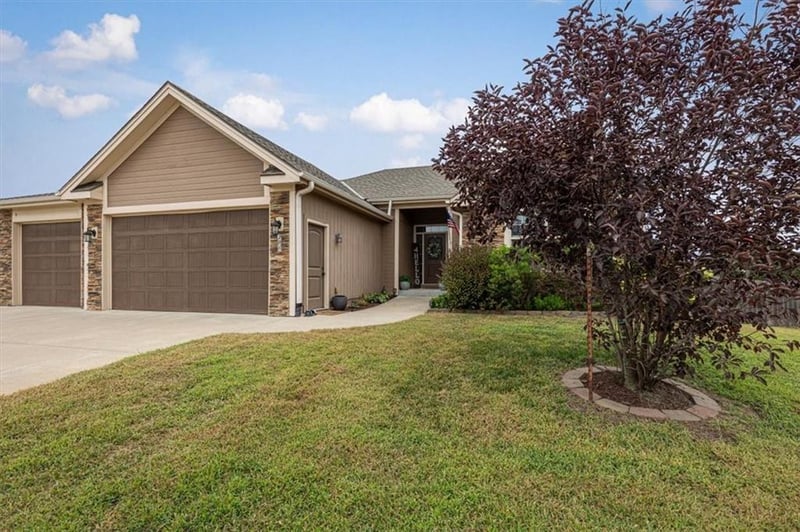 200 Rock Creek Ter, Smithville, MO 64089
