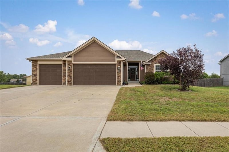 200 Rock Creek Ter, Smithville, MO 64089