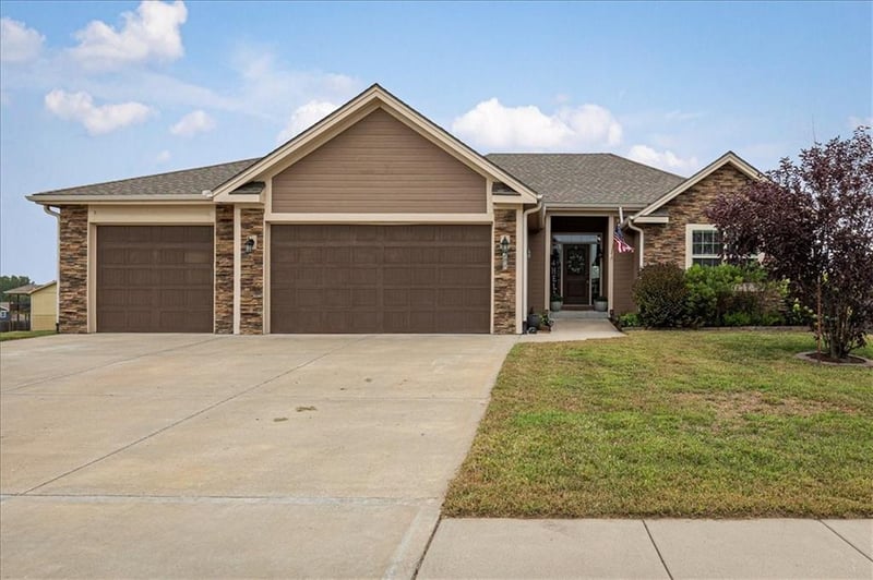 200 Rock Creek Ter, Smithville, MO 64089