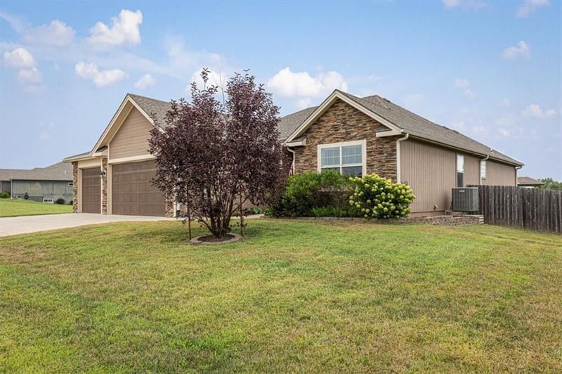 200 Rock Creek Ter, Smithville, MO 64089