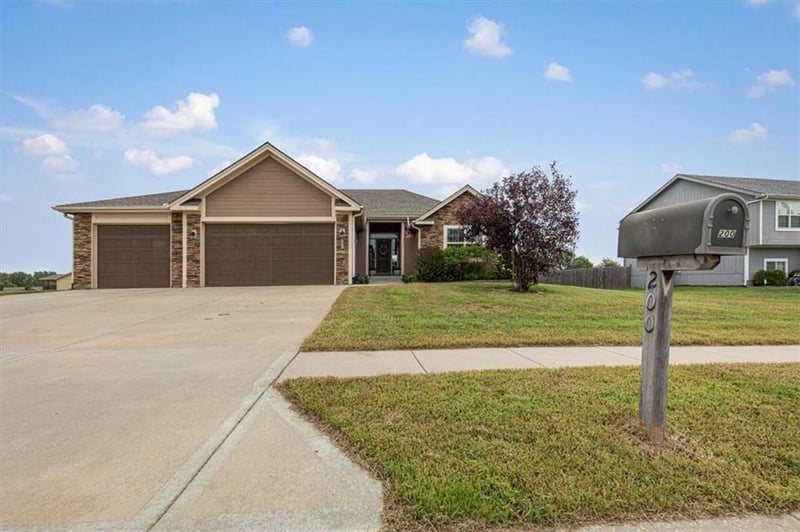 200 Rock Creek Ter, Smithville, MO 64089