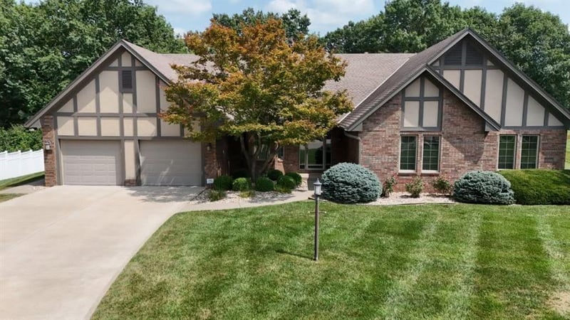 2309 Buckingham St, St Joseph, MO 64506