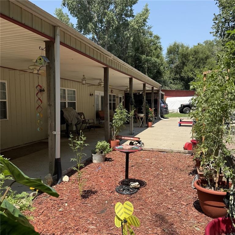 1215 Parker Rd, St Joseph, MO 64504