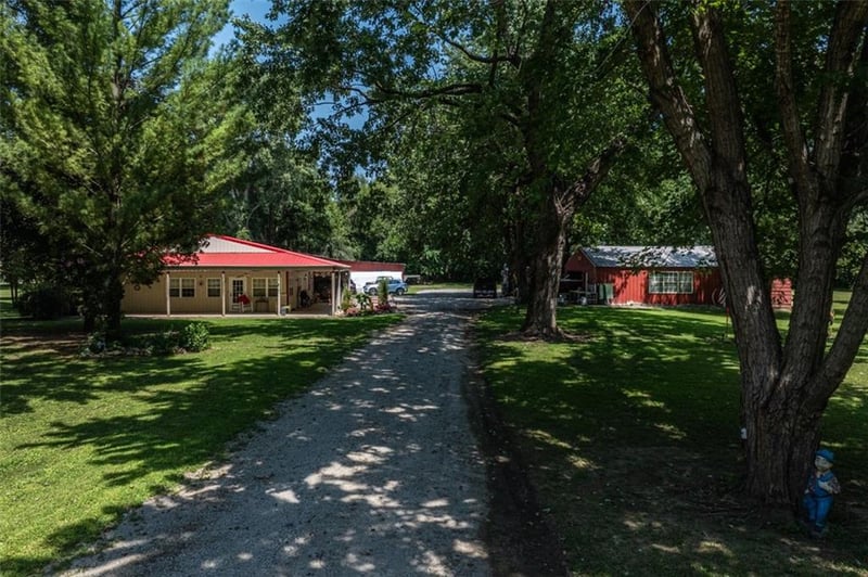 1215 Parker Rd, St Joseph, MO 64504