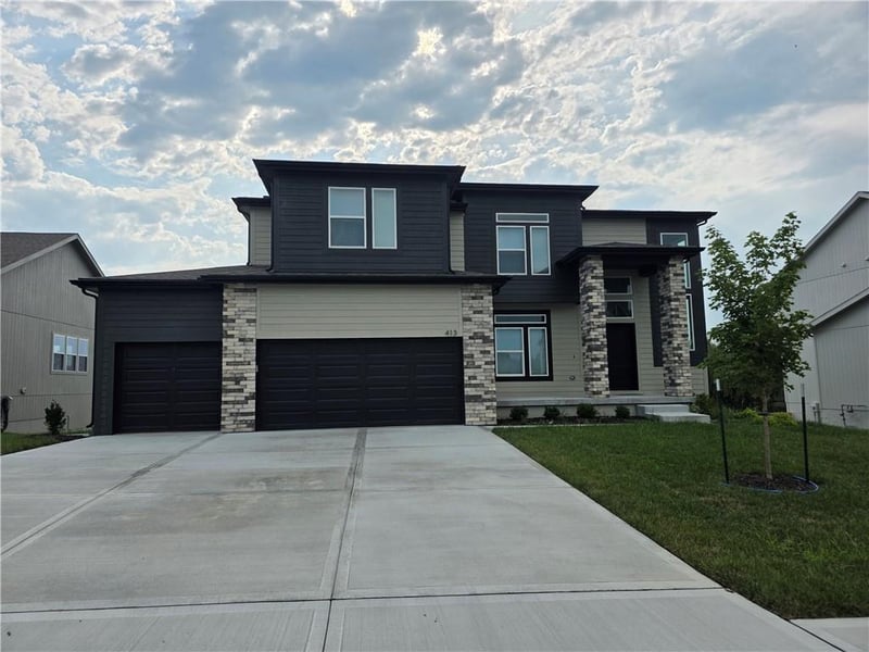 413 Woodview Dr, Raymore, MO 64083