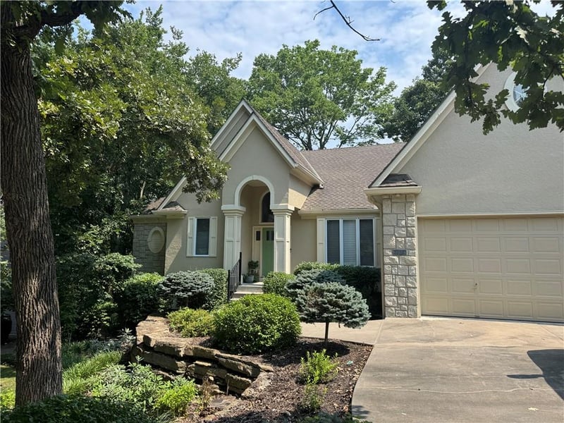 2228 Waterfall Pl, Lee's Summit, MO 64081
