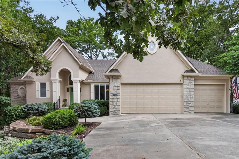 2228 SW Waterfall Pl, Lee's Summit, MO 64081