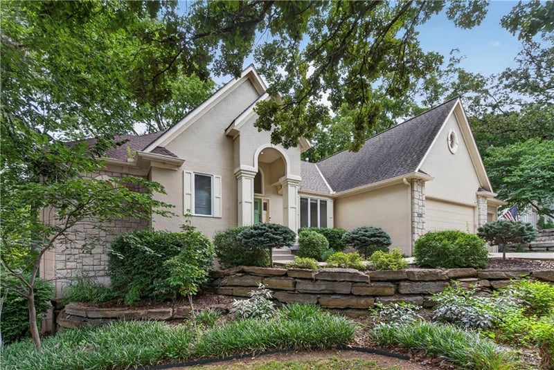 2228 SW Waterfall Pl, Lee's Summit, MO 64081