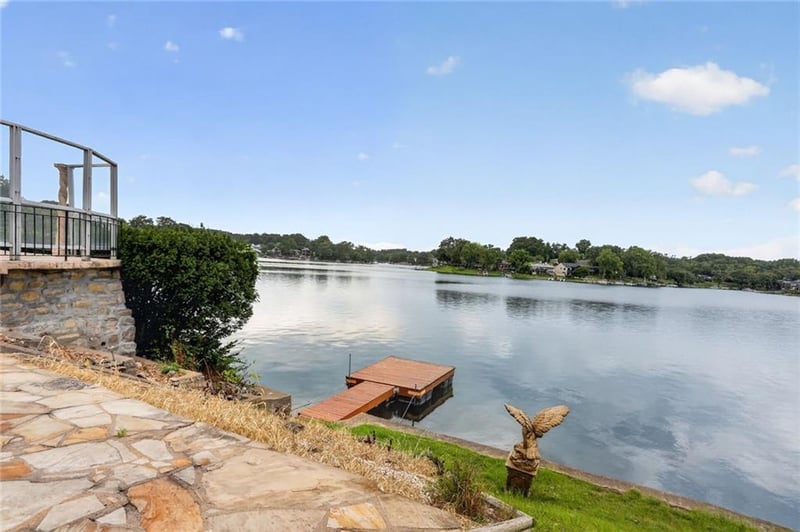 1109 NW South Shore Dr, Lake Waukomis, MO 64151