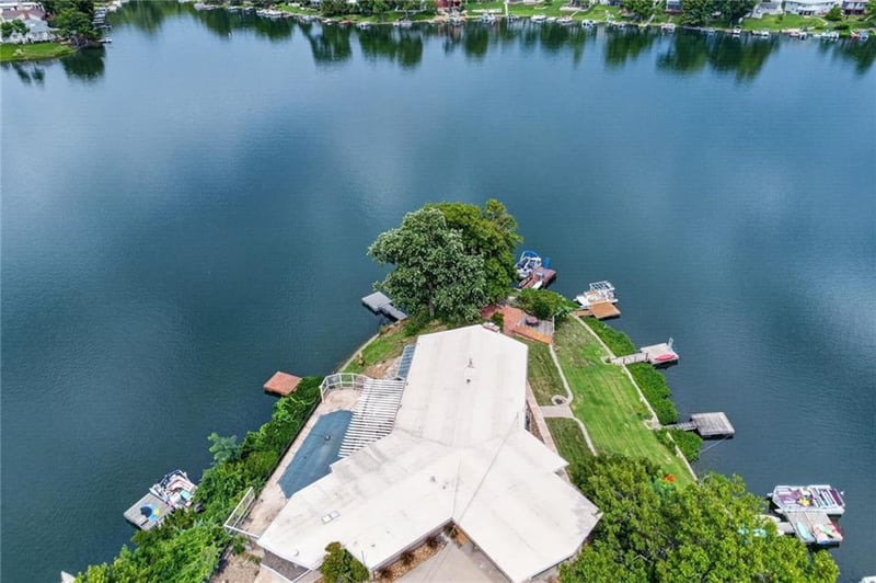 1109 NW South Shore Dr, Lake Waukomis, MO 64151
