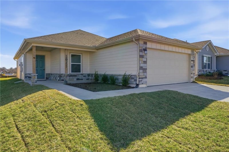 2768 Woodfield Dr, Tonganoxie, KS 66086