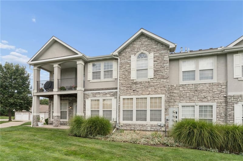 15945 S Crestview Dr, Olathe, KS 66062