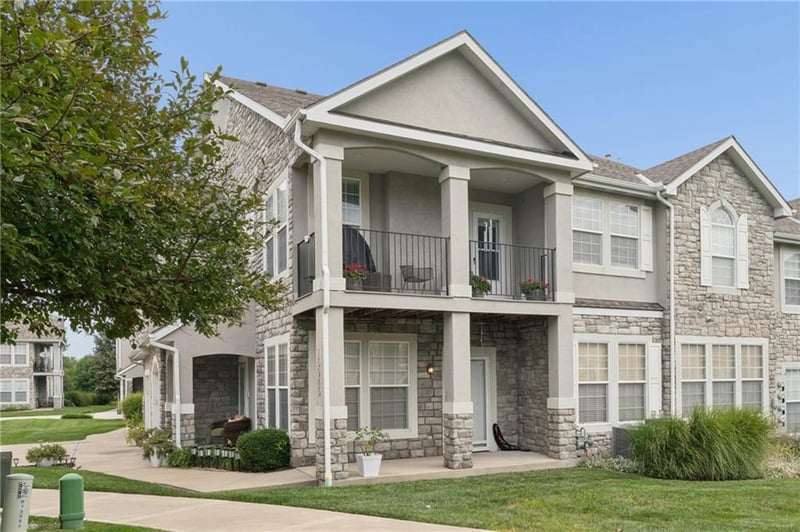 15945 S Crestview Dr, Olathe, KS 66062