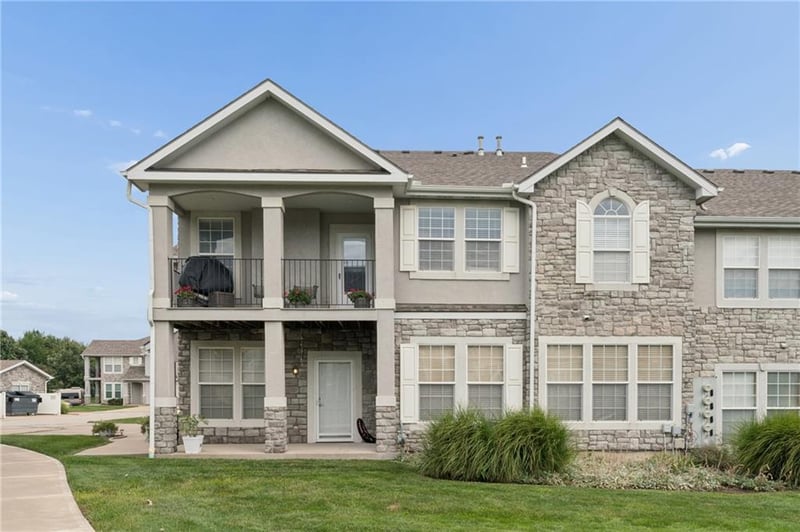 15945 S Crestview Dr, Olathe, KS 66062