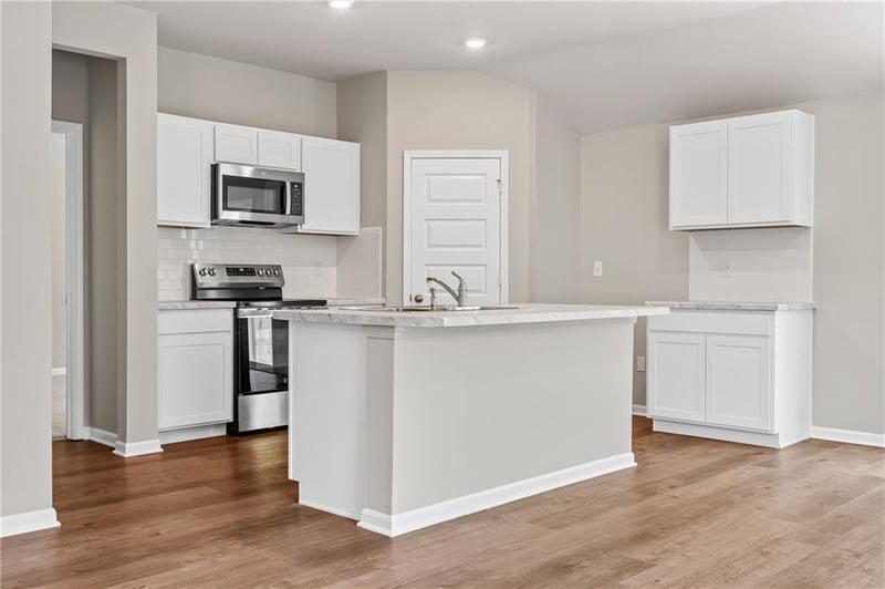 435 Valley View Dr, Tonganoxie, KS 66086