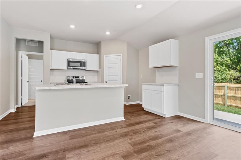 435 Valley View Dr, Tonganoxie, KS 66086