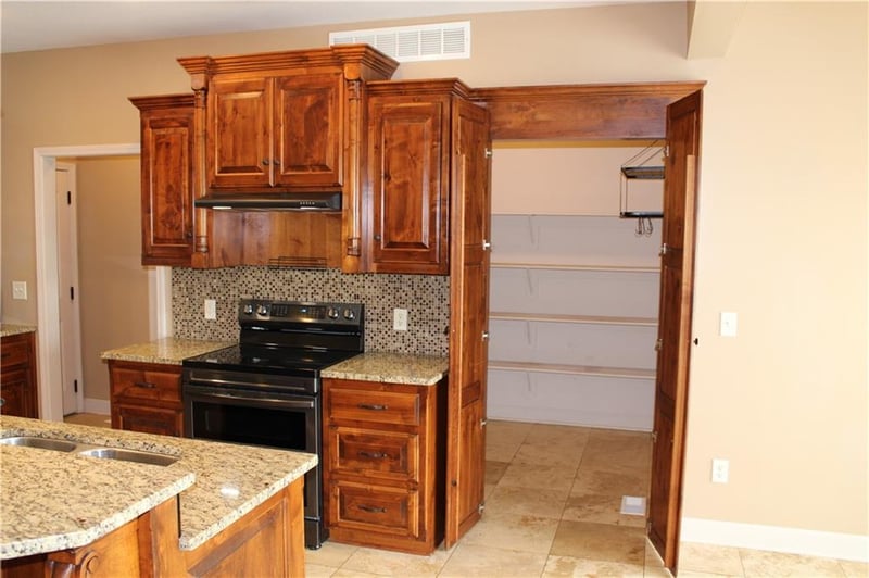 4701 Corinth Dr, St Joseph, MO 64506