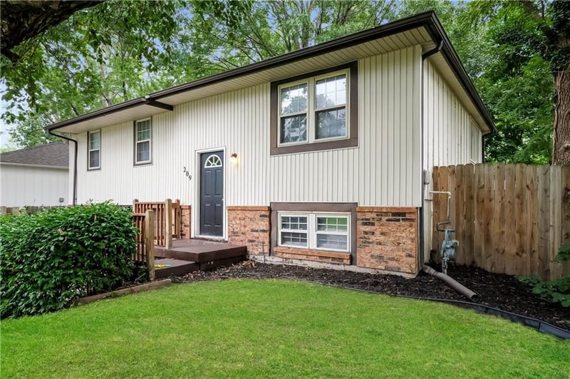 209 Valley Dr, Grain Valley, MO 64029