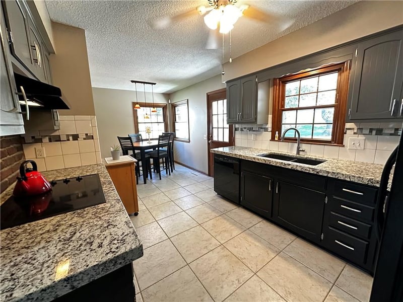 3343 Chatham Ave, St Joseph, MO 64506