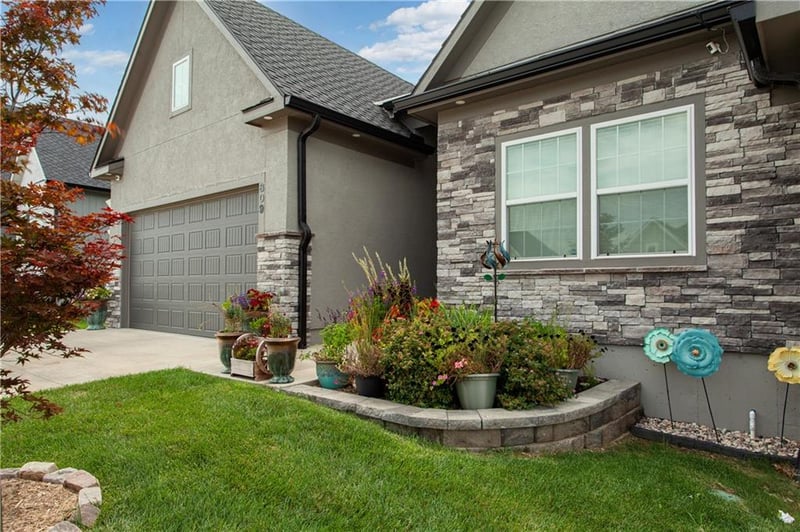 809 NE Algonquin St, Lee's Summit, MO 64064