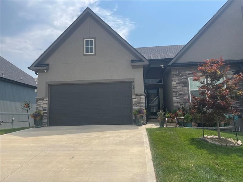 809 NE Algonquin St, Lee's Summit, MO 64064