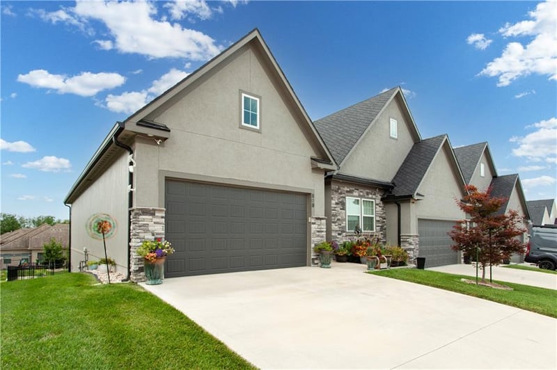 809 NE Algonquin St, Lee's Summit, MO 64064