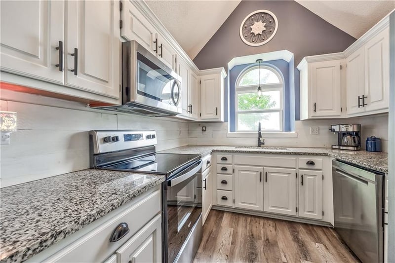 809 N Persimmon Dr, Olathe, KS 66061